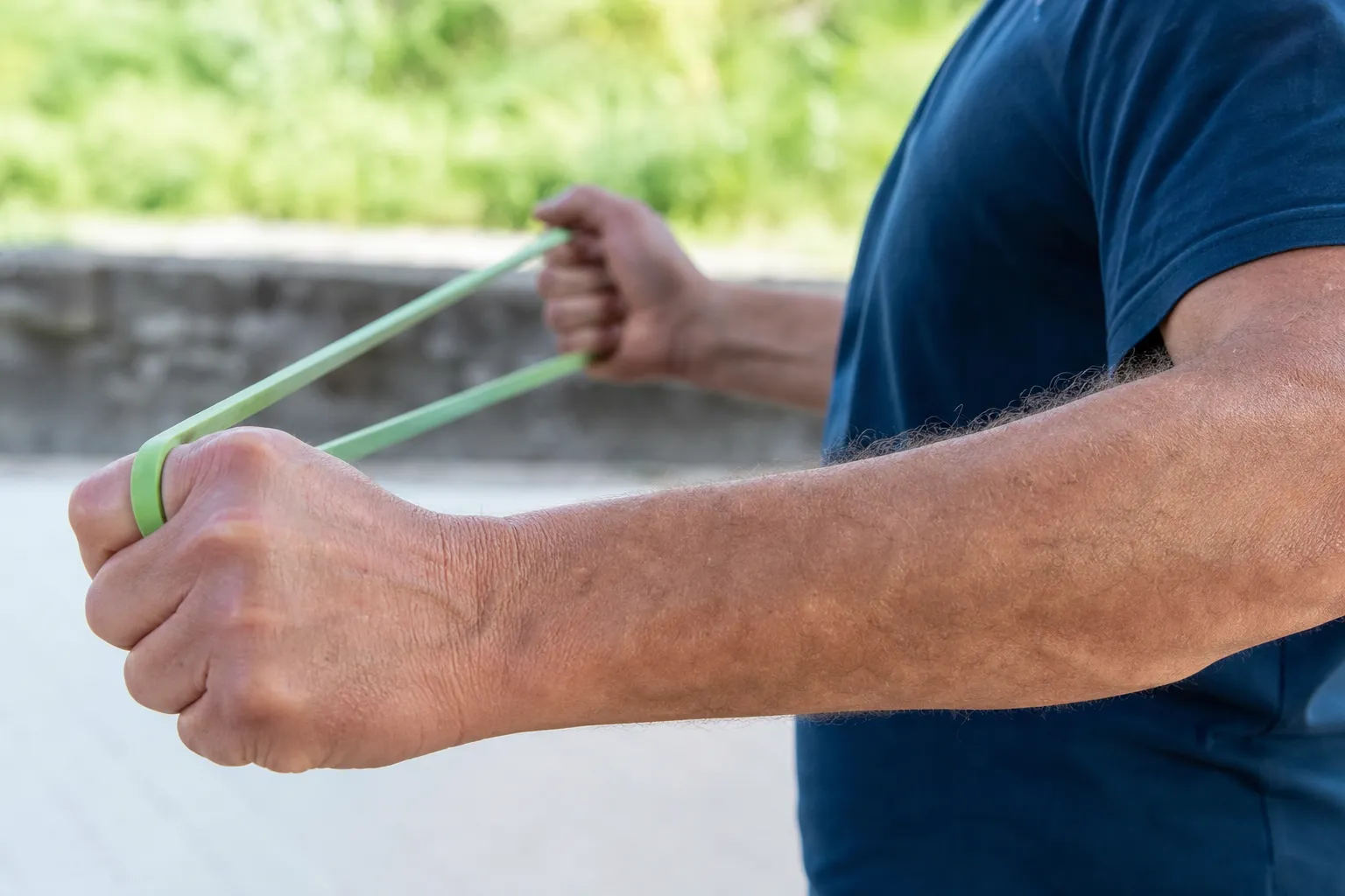 Gros plan sur des mains tenant des poids libres légers en extérieur