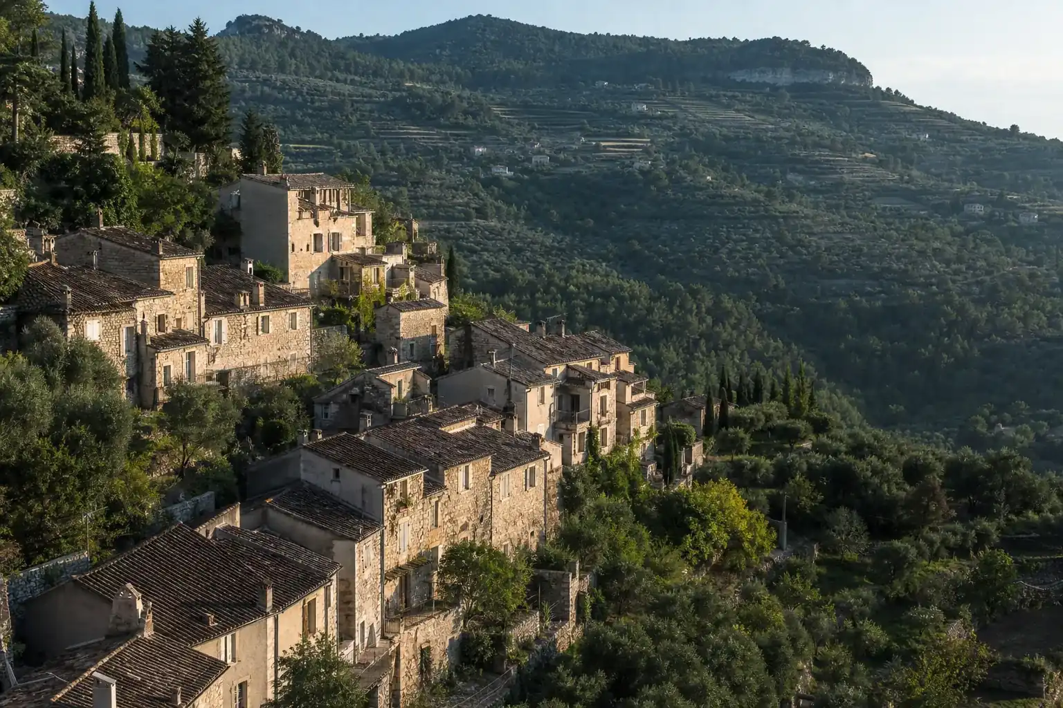 Vue d’un village perché de l’arrière-pays méditerranéen, oliviers et collines