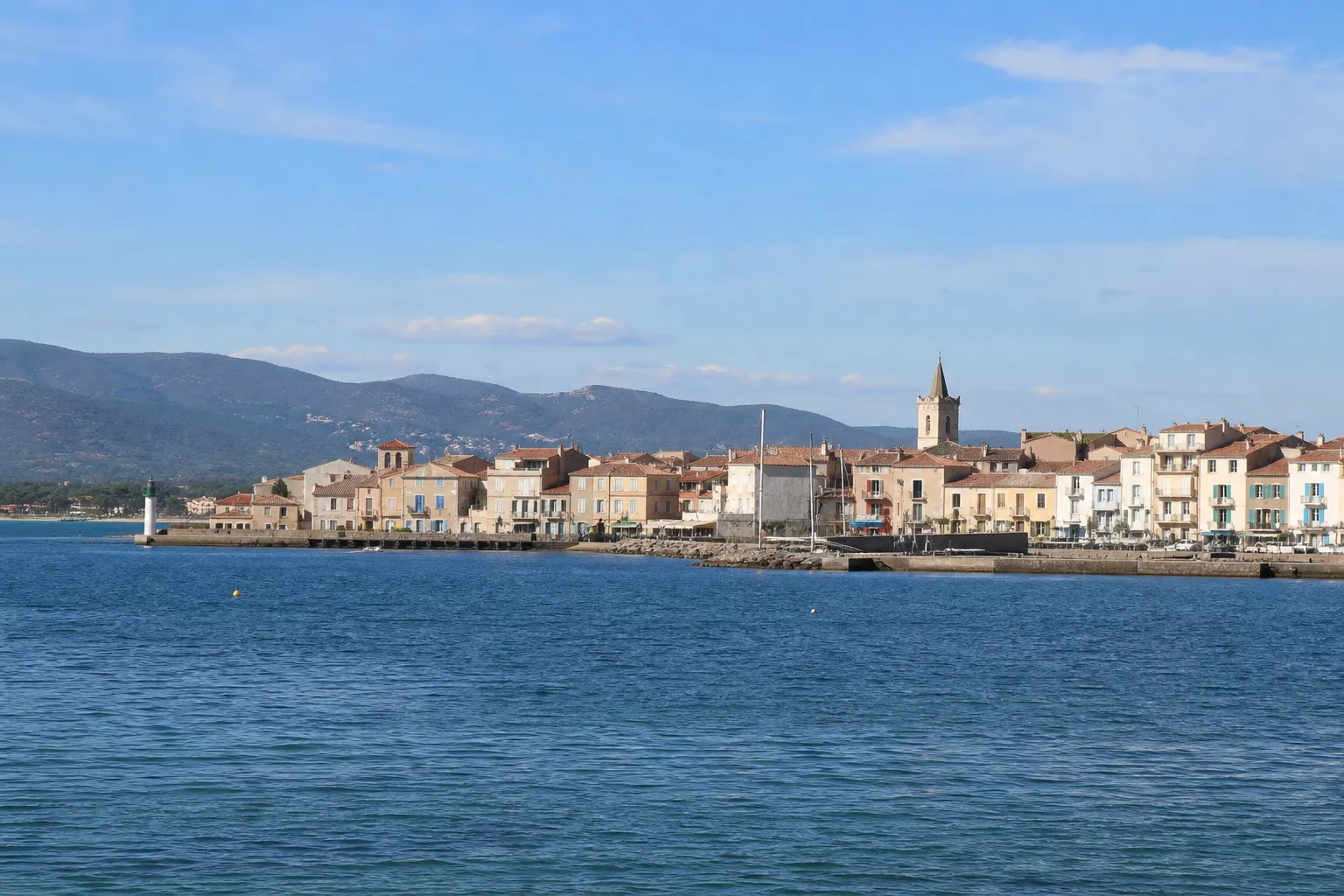 Vue d’une petite ville côtière du sud de la France, front de mer discret