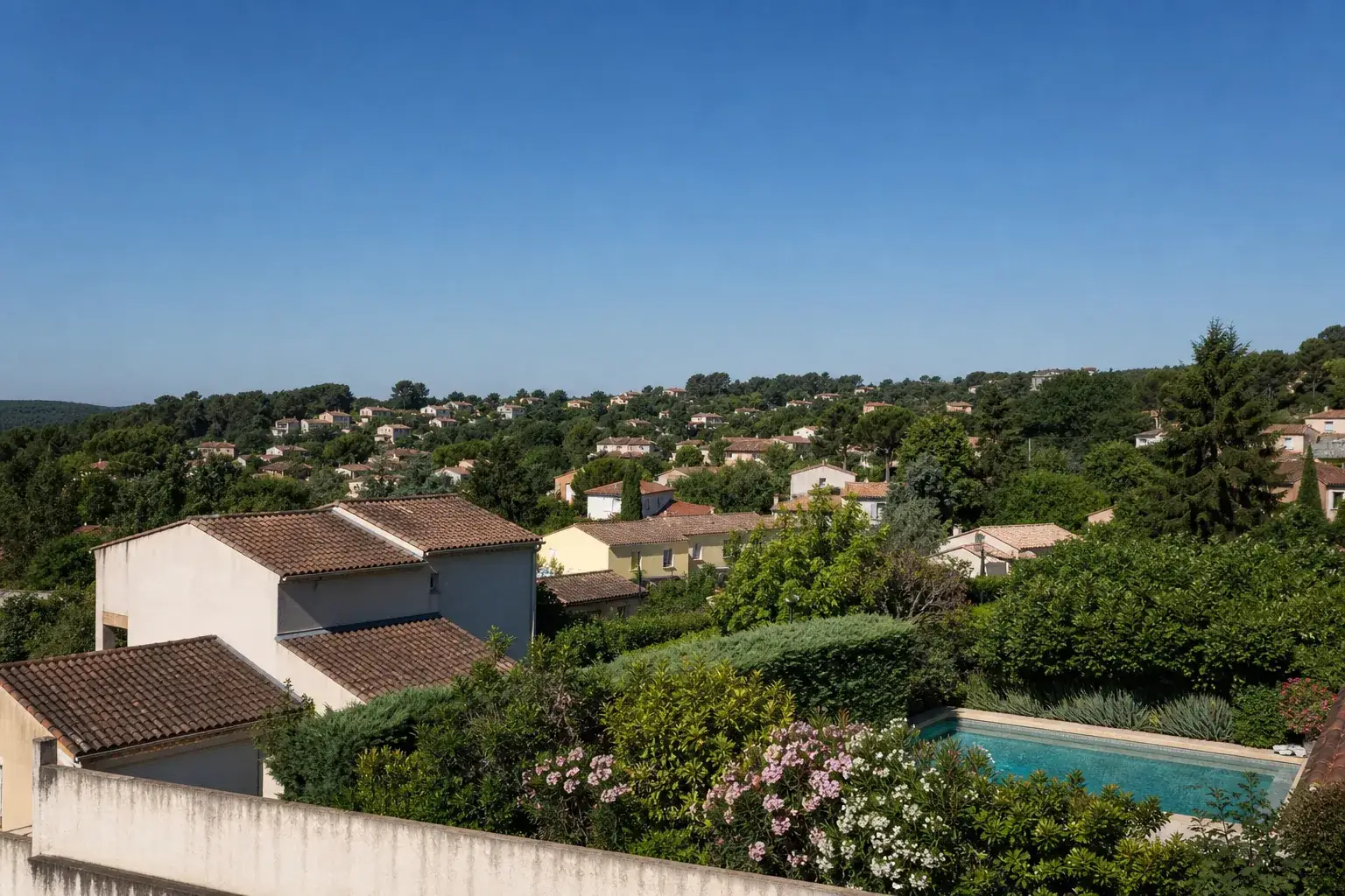 Vue d’une zone résidentielle périurbaine du sud de la France, maisons avec jardins