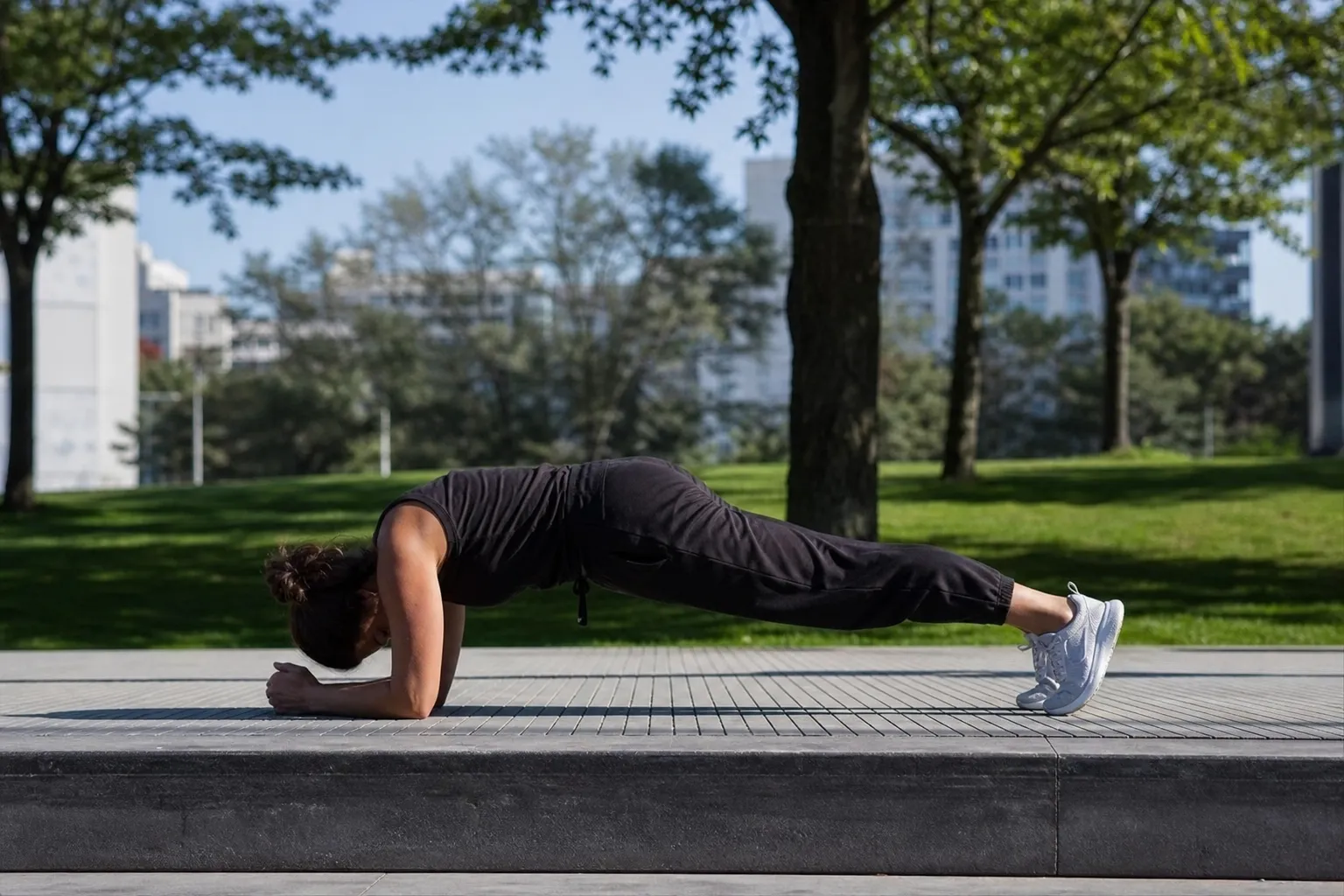 Adulte en mouvement de renforcement doux dans un parc urbain